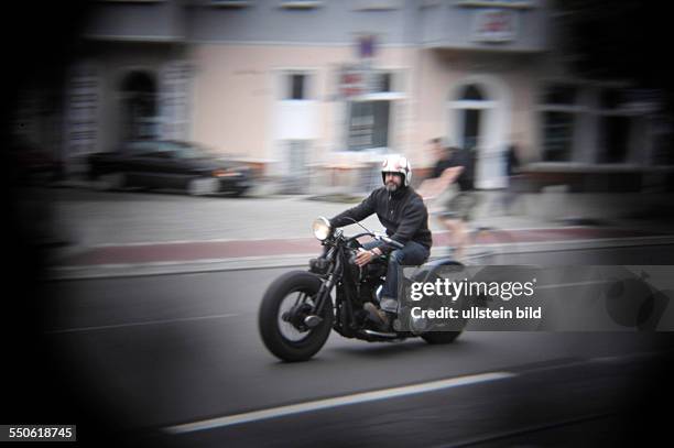 Lomografie - Motorradfahrer rast durch Berlin