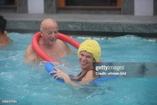 Bad Saarow Therme, Senior im Schwimmbad in Bad Saarow, Thermalsolewasser der Catharinenquelle beim Baden