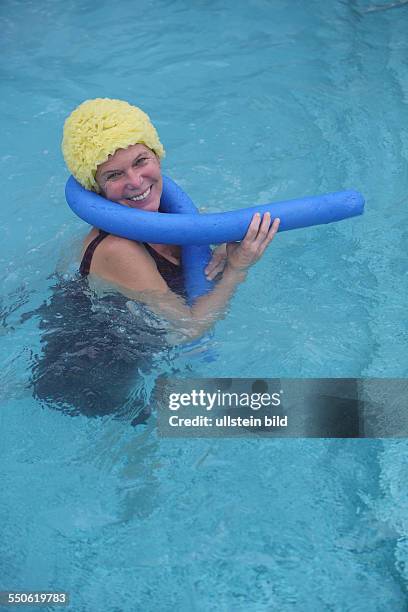 Bad Saarow Therme, Seniorin im Schwimmbad in Bad Saarow, Thermalsolewasser der Catharinenquelle beim Baden