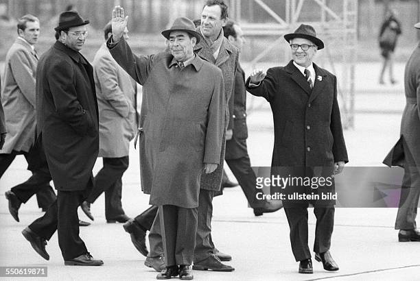 Leonid Brezhnev in East Berlin on the occasion of the 25th anniversary of the GDR , arrival at Schoenefeld airport, to the right: Erich Honecker
