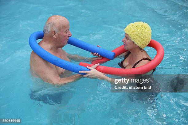 Bad Saarow Therme, Senior im Schwimmbad in Bad Saarow, Thermalsolewasser der Catharinenquelle beim Baden