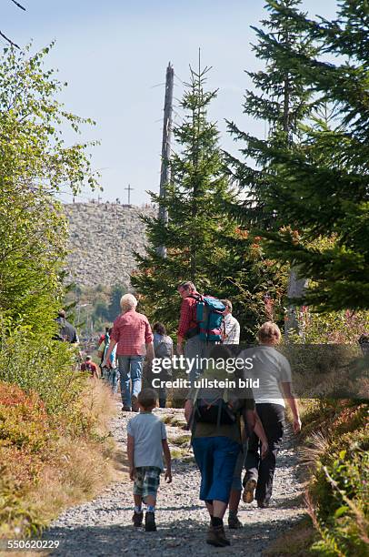 Wanderer auf dem Weg zum Gipfel des Lusen bei Altschönau im Nationalpark Bayerischer Wald. Die Bergspitze besteht aus großen Felsbrocken ohne...