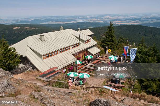 Die Berghütte Osserschutzhaus direkt unterhalb des Gipfeld des Großen Ossers bei Lohberg im Naturpark Bayerischer Wald. Gleich hinter der Hütte...