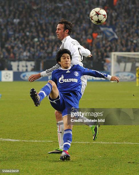 Fussball, Saison 2013-2014, UEFA Champions League, Vorrunde, FC Schalke 04 - FC Basel 2-0, Atsuto Uchida , vorne, gegen Marco Streller