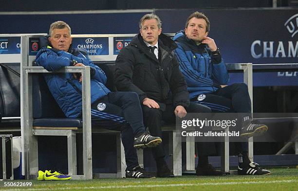 Fussball, Saison 2013-2014, UEFA Champions League, Vorrunde, FC Schalke 04 - FC Basel 2-0, v.li., Co-Trainer Peter Hermann , Trainer Jens Keller ,...