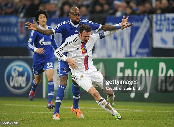 Fussball, Saison 2013-2014, UEFA Champions League, Vorrunde, FC Schalke 04 - FC Basel 2-0, Felipe Santana , li., gegen Marco Streller