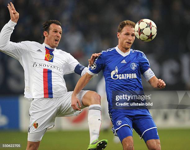 Fussball, Saison 2013-2014, UEFA Champions League, Vorrunde, FC Schalke 04 - FC Basel 2-0, Benedikt Hoewedes , re., gegen Marco Streller