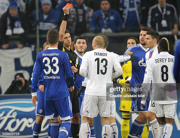 Fussball, Saison 2013-2014, UEFA Champions League, Vorrunde, FC Schalke 04 - FC Basel 2-0, Ivan Ivanov , sieht von Schiedsrichter Paolo Tagliavento...