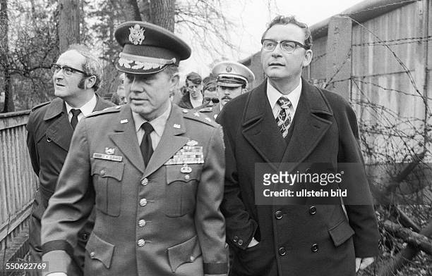 General William Cobb, Kommandeur US Brigade, Regierender Bürgermeister Klaus Schütz bei Rundgang. Berlin , 21. 12. 1971. Nach dem gestern...