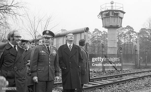 Foto : Bezirksbürgermeister Wolfgang Rothkegel , General William Cobb, Kommandeur US Brigade, Regierender Bürgermeister Klaus Schütz an der durch die...