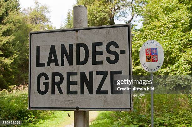 Schild im Wald an der Grenze zwischen der Bundesrepublik Deutschland und Tschechien im Naturpark Bayerischer Wald bei Bayerisch Eisenstein . Auf der...