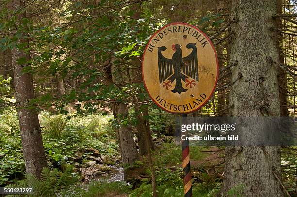 Schild im Wald an der Grenze zwischen der Bundesrepublik Deutschland und Tschechien im Naturpark Bayerischer Wald bei Bayerisch Eisenstein . Auf der...