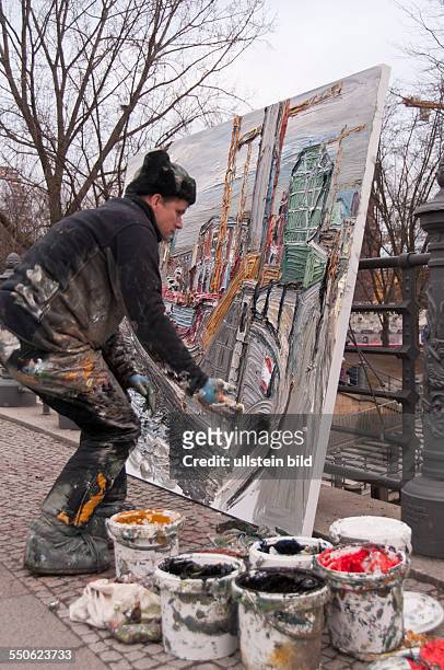 Christopher Lehmpfuhl, Maler auf der Liebknecht-Brücke in Berlin-Mitte. Der Maler hat sich als Motiv die Baustelle für den Wiederaufbau des...