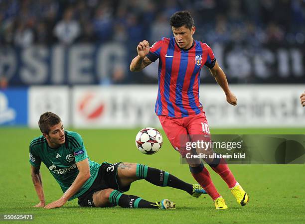 Fussball, Saison 2013-2014, UEFA Champions League, Vorrunde, FC Schalke 04 - Steaua Bukarest 3-0, Roman Neustaedter , li., gegen Cristian Tanase