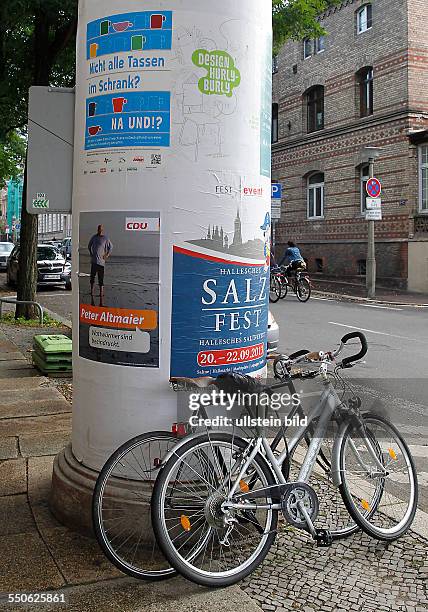 Satirische Wahlplakate zur Bundestagswahl in Halle Saale, Peter Altmaier CDU, Wattwürmer sind beeindruckt, auf einer Litfasssäule