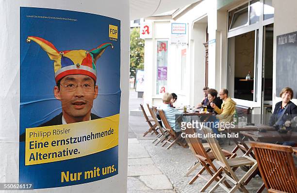 Satirische Wahlplakate zur Bundestagswahl in Halle Saale, Philipp Rösler FDP mit Narrenkappe