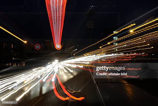 Die Saarbrücker Stadtautobahn. Die Lichter Tausender Autos ziehen ihre Spuren und das rege Treiben läßt erahnen, dass bald der Weihnachtsverkehr...