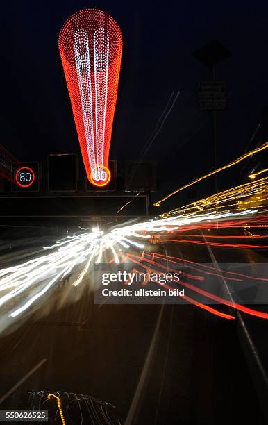 Die Saarbrücker Stadtautobahn. Die Lichter Tausender Autos ziehen ihre Spuren und das rege Treiben läßt erahnen, dass bald der Weihnachtsverkehr...