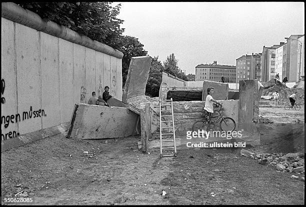 Deutschland,Berlin,, Im Juni 1990 wird mit dem systematischen Abriss der Grenzbefestigungsanlagen an der Berliner Mauer begonnen; Die ehemaligen...