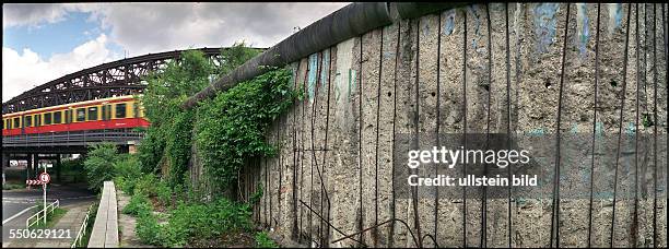 Deutschland,Berlin,, Ueberreste der Berliner Mauer an der Liesenstrasse Ecke Gartenstrasse mit S-Bahnzug Richtung Stadtzentrum ; Panoramafoto auf 35...