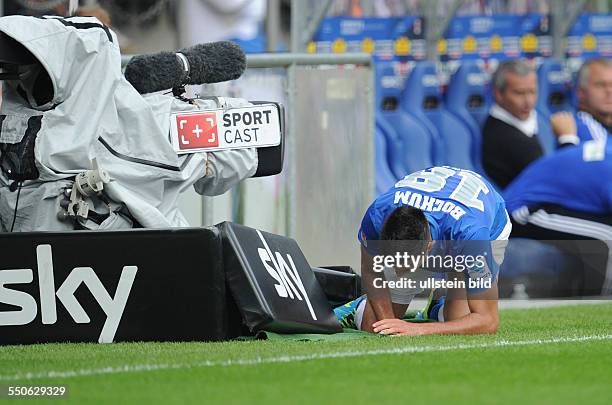 Fussball, Saison 2013-2014, 2. Bundesliga, 8. Spieltag, VfL Bochum - VfR Aalen 1-2, Danny Latza verletzt sich nach einem Zusammenprall mit der TV...