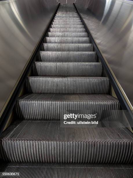 Eine Rolltreppe in einer U-Bahn Station fährt nach oben.