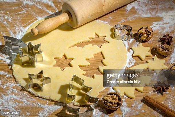 Teig und Ausstechformen zum Backen von Plätzchen und Keksen für Weihnachten. Vorfreude im Advent.