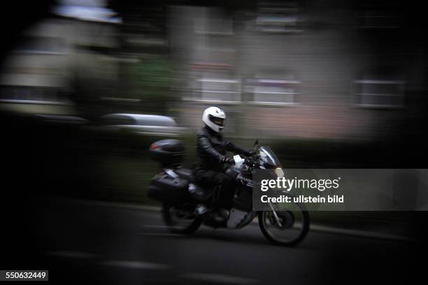 Lomografie - Motorradfahrer rast durch Berlin