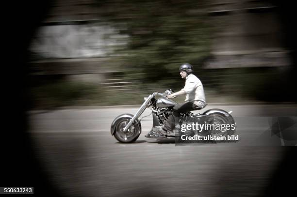 Lomografie - Motorradfahrer rast durch Berlin