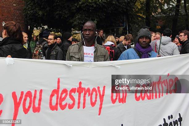 Deutschland, Hamburg: Demonstration mit und fuer Migranten aus Westafrika, fuer ein Bleiberecht und gegen Personenbezogene Polizeikontrollen. Sie...