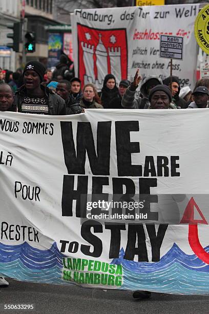 Deutschland, Hamburg: Demonstration mit und fuer Migranten aus Westafrika, bzw. Fuer deren Bleiberecht. Die Einwanderer leben seit Monaten in der St....