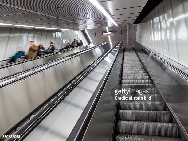 Eine Rolltreppe in einer U-Bahn Station fährt nach oben.