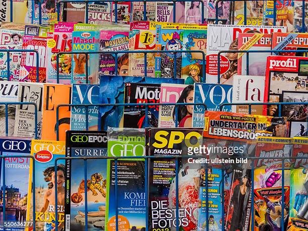 Viele verschiedene bunte Zeitschriften an einem Kiosk zum Verkauf