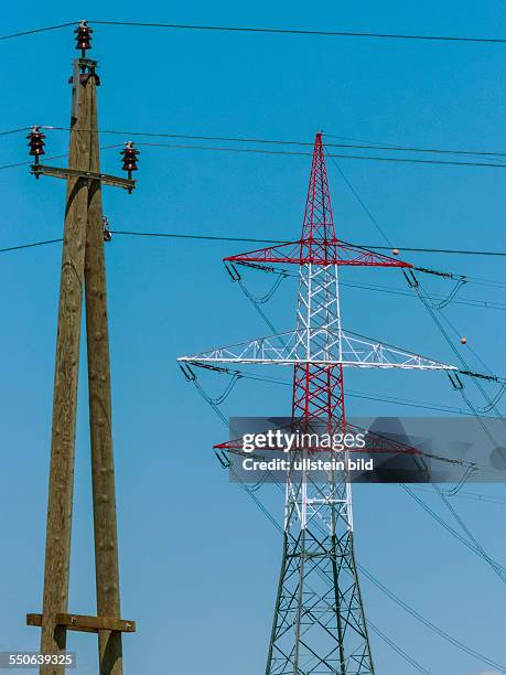 Masten einer Stromleitung. Hochspannungsmasten für elektrischen Strom.