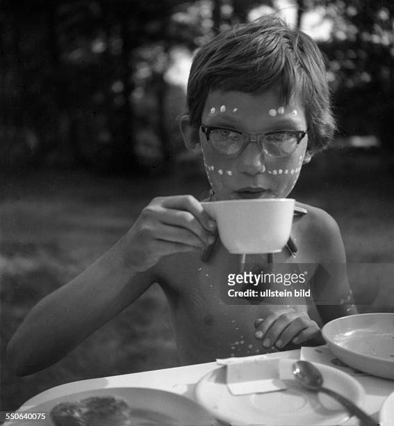 Ca.1950, Ferien auf dem Campingplatz, Junge mit Tasse