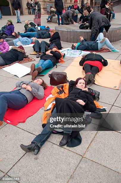 Protest Flashmob : Pflege am Boden Rund 40 Pflegekräfte aus den Saarbrücker Kliniken, der Uni Homburg, Krankenhaus Ottweiler, Städt. Krankenhaus...