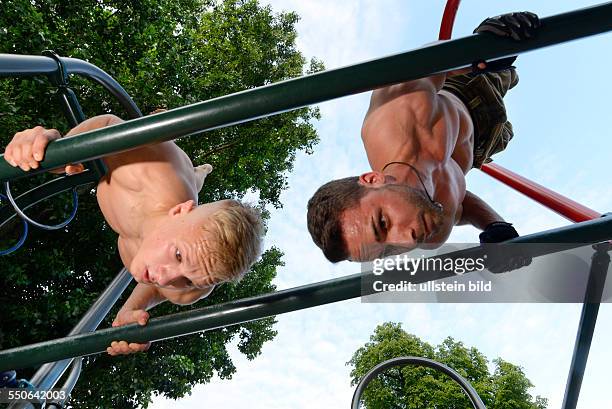 Anatoliy und Mike von der Sportgruppe Barserker präsentieren eine Übung auf einem Spielplatz im Monbijoupark in Berlin. Die Barserker verabreden sich...