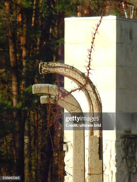 In den Thekenbergen ließen die Nationalsozialisten von April 1944 bis April 1945 ein 13 Kilometer langes Stollensystem von 7000 Häftlingen aus 22...