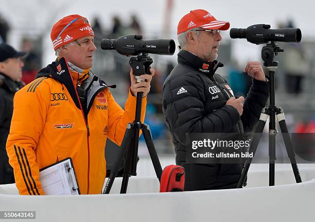 Trainer Fritz Fischer und Uwe Muessiggang beobachten das Schiessen waehrend dem 12,5km Verfolgungsrennen der Manner beim IBU Biathlon Weltcup am 8....