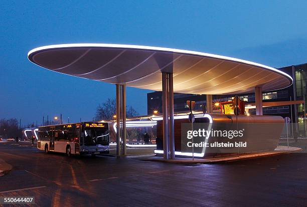 Marke Stadtmarke ortsmarke ansicht Busbahnhof Halle Saale Nachtaufnahme Morgendämmerung blaue stunde