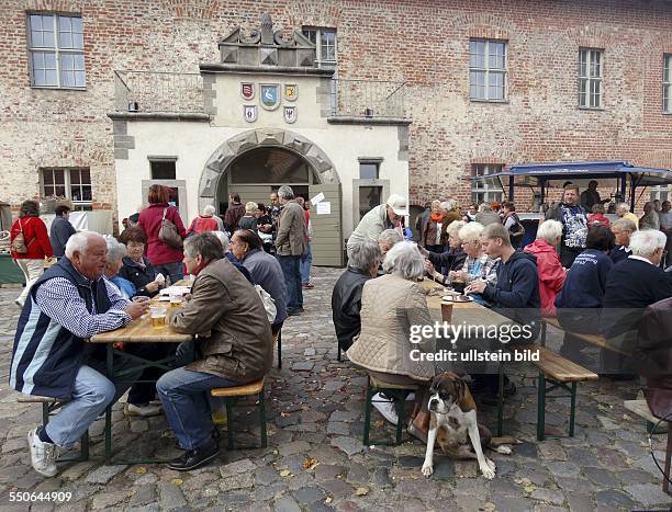 Burg Storkow - 4.Hoffest Burg Storkow - Regionaler Bauernmarkt, Alte Handwerkskunst, Kulinarisches und Unterhaltung. Kremserfahrten verbinden den Weg...