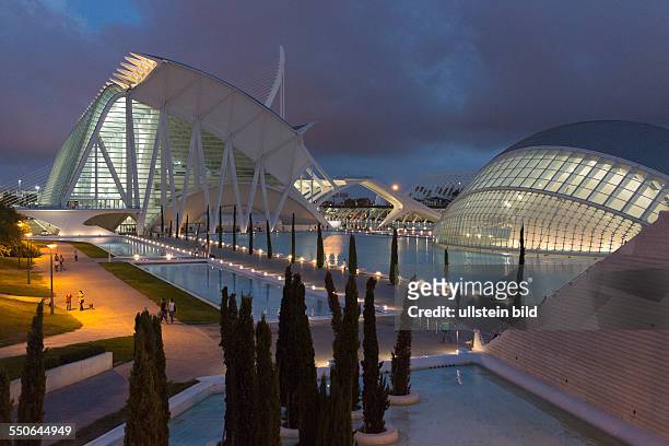 Bauten der Stadt der Künste und der Wissenschaft nach Plänen des Architekten Santiago Calatrava in Valencia im Abendlicht