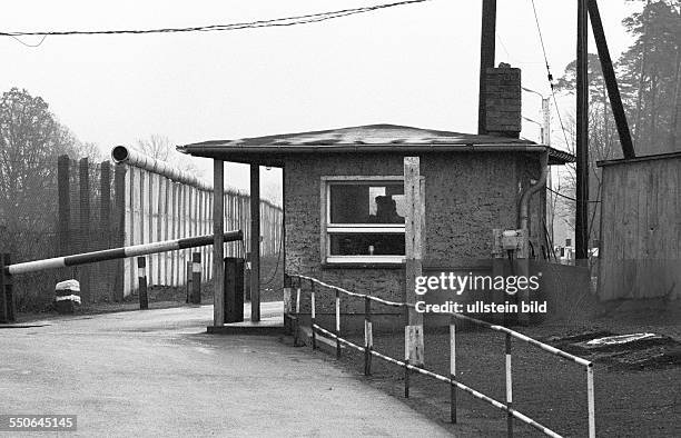 Grenzkontrollposten am über DDR-Gebiet führenden Zugang von der Exklave nach Kohlhasenbrück. Berlin , 21. 12. 1971. Nach dem gestern geschlossenem...