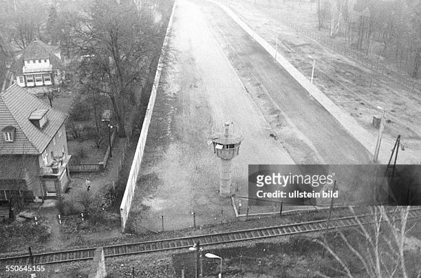 Luftaufnahme der Mauer um die Exklave. Berlin , 21. 12. 1971. Nach dem gestern geschlossenem Abkommen besuchten Politiker und US-Militär per...