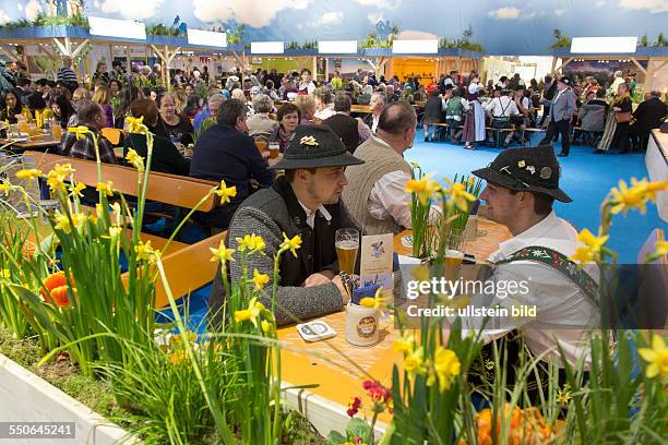 Gruene Woche, Maenner in traditioneller bayrischer Tracht trinken am Bayern Stand auf der Gruenen Woche Bier.