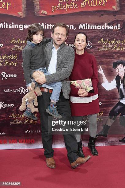 Berlin, Premiere des ersten Mitmachkinofilms ASCHENBRÖDEL UND DER GESTIEFELTE KATER, Foto: Samuel Finzi, sein Sohn Ezra und EHEFRAU