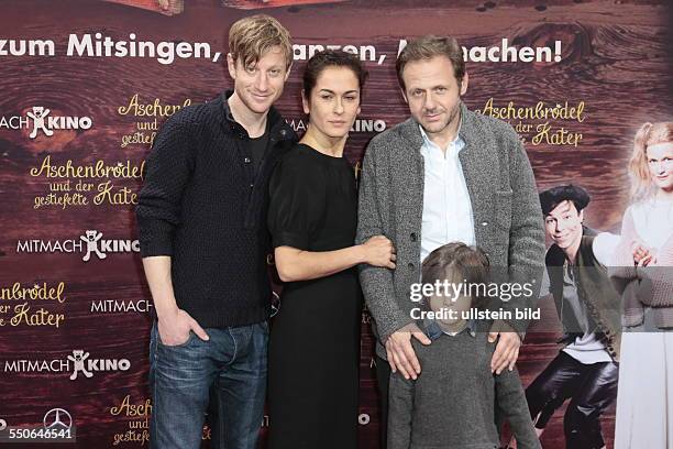 Berlin, Premiere des ersten Mitmachkinofilms ASCHENBRÖDEL UND DER GESTIEFELTE KATER, Foto: Maxim Mehmet, Marie-Lou Sellem, Samuel Finzi und sein Sohn...