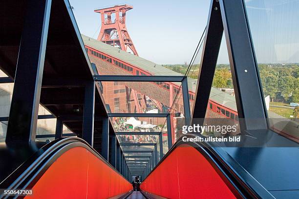 Eine 58 m lange Rolltreppe fuehrt zum Eingang des Ruhrmuseums in der ehemaligen Kohlenwaesche der Zeche Zollverein in Essen, Unesco-Weltkulturerbe...