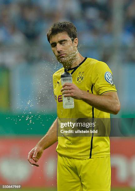 Sokratis spritzt sich Wasser ins Gesicht waehrend dem Fussball DFB Pokal 2. Hauptrundenspiel TSV 1860 Muenchen gegen Borussia Dortmund in der Saison...