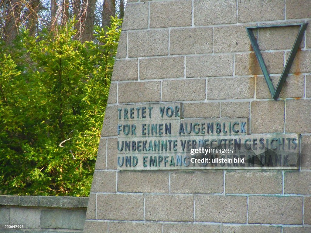 KZ-Gedenkstätte - Obelisk an einem Massengrab